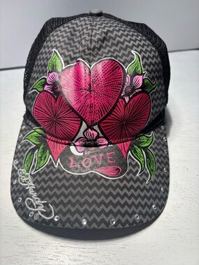 VINTAGE ED HARDY WOMENS TRUCKER HAT CAP CHEVRON  “LOVE” FLORAL GRAPHIC Y2K SNAP